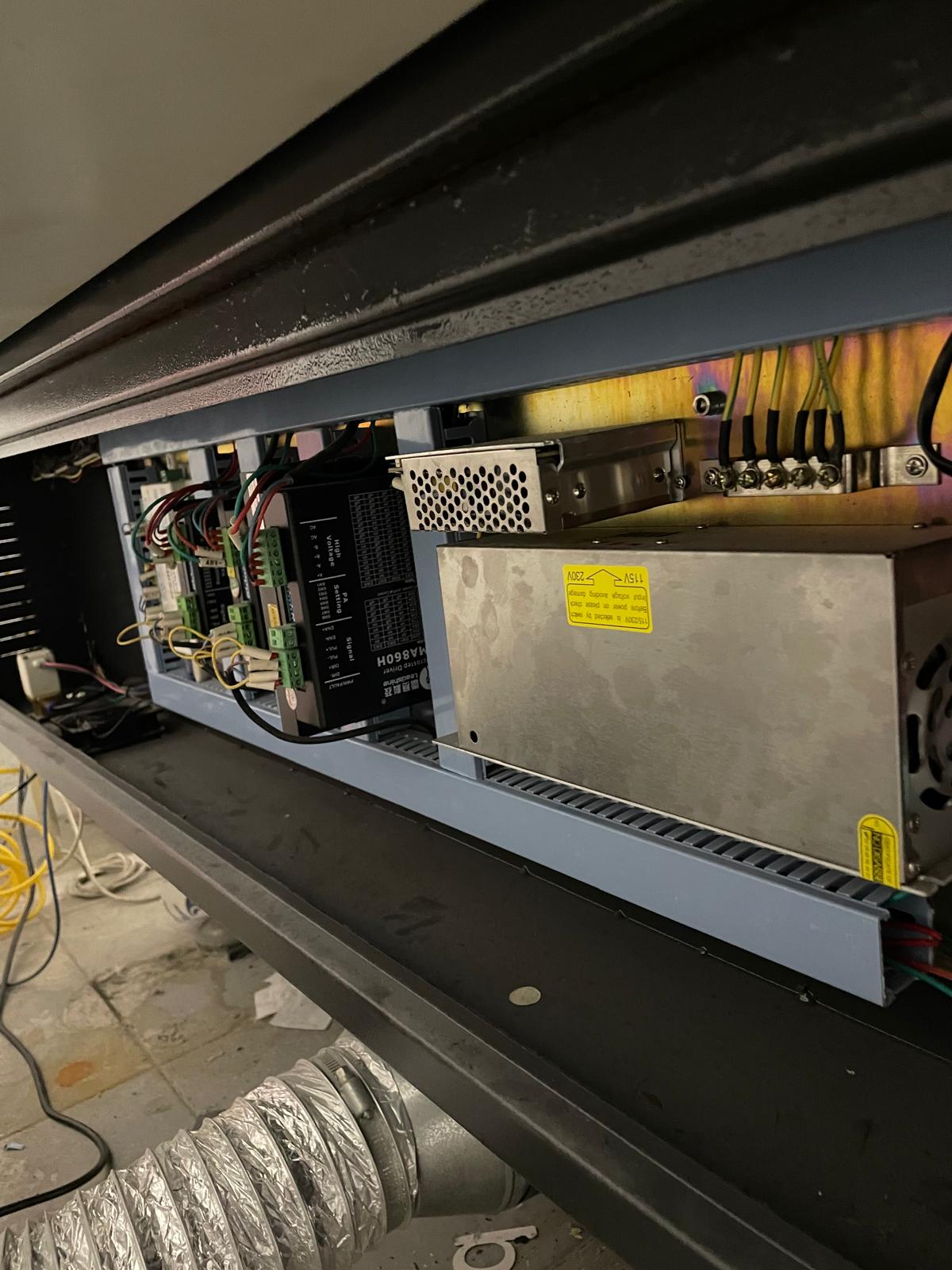 Gabinete eléctrico de la CNC con drivers y fuente de poder