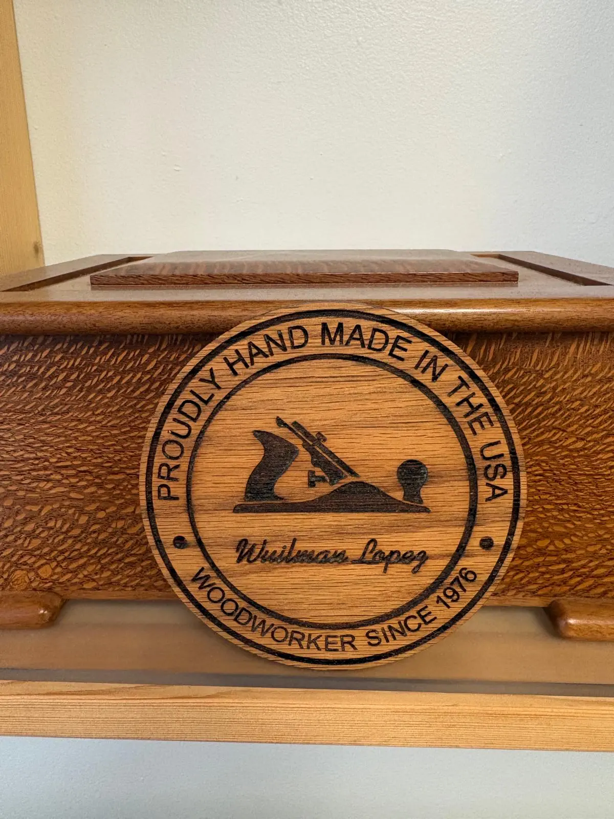 Caja de madera hecha a mano con sello grabado Proudly Hand Made in the USA